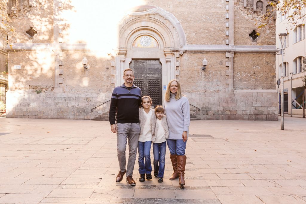A group of people posing for a picture during a family photo session in Vila de Gràcia, Barcelona.